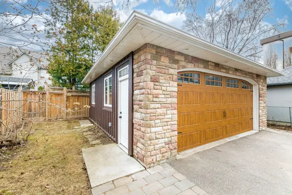 37 Maple AVE N, Mississauga, ON L5H 2R9