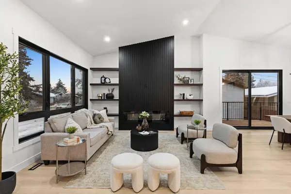 27 Glacier DR SW, Calgary, AB T3E 5A2