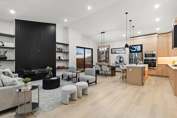 27 Glacier DR SW, Calgary, AB T3E 5A2