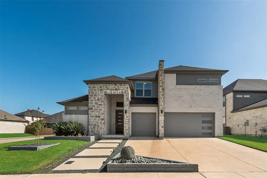 211 Coyote Creek Drive, Lavon, TX 75166