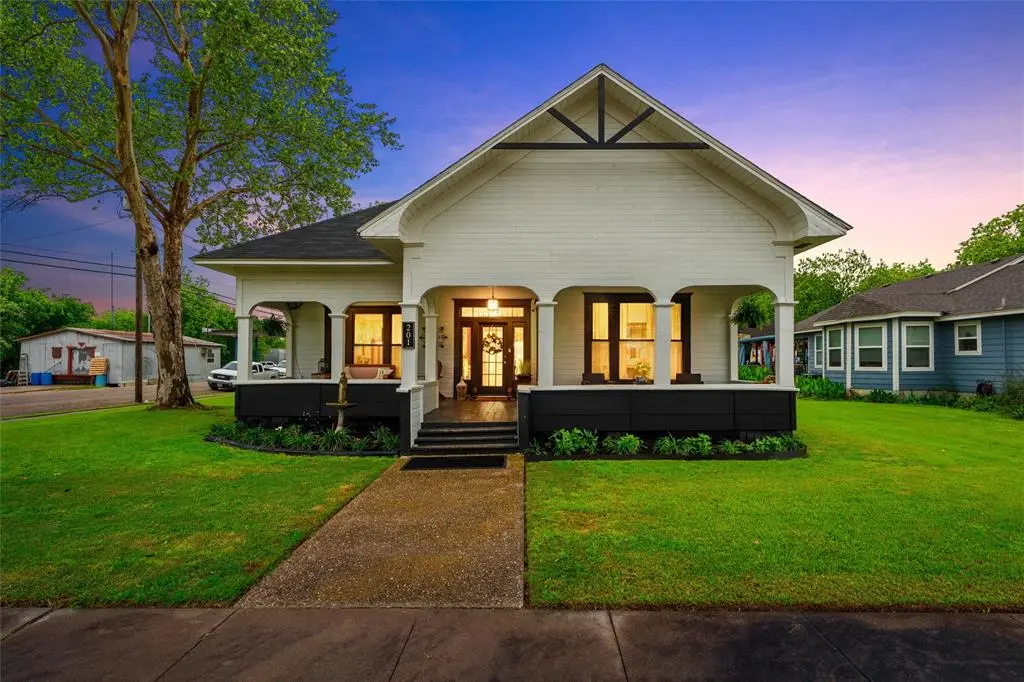 201 W Pecan Street, West, TX 76691