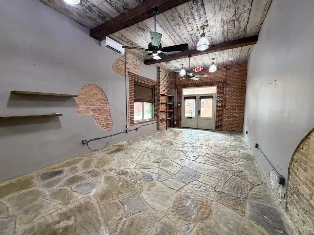 113 W Knox Street #300, Ennis, TX 75119