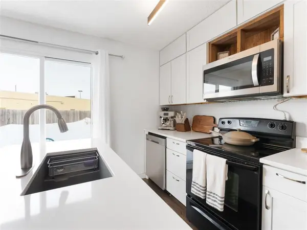 27 Garvie Bay, Winnipeg, MB R2K 4B5