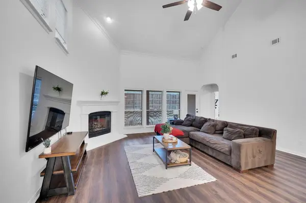 8204 Wildrock Drive, Arlington, TX 76001