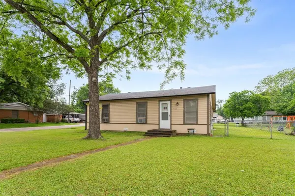 909 S Carlton Street, Ennis, TX 75119