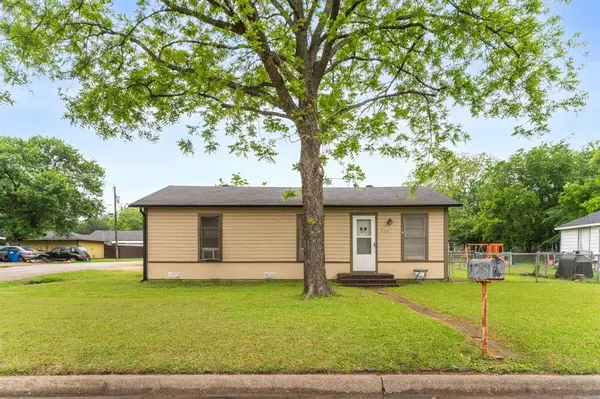 909 S Carlton Street, Ennis, TX 75119