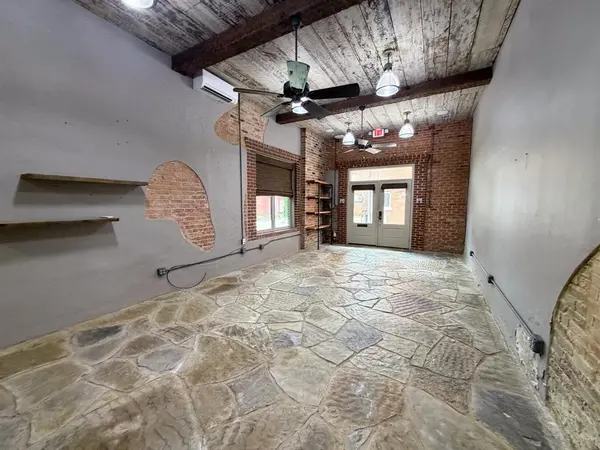 113 W Knox Street #300, Ennis, TX 75119