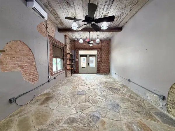 113 W Knox Street #300, Ennis, TX 75119