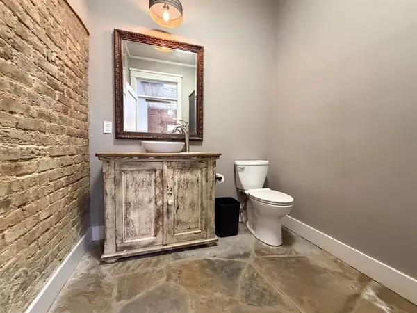 113 W Knox Street #300, Ennis, TX 75119