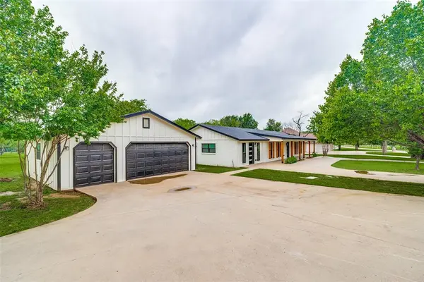 512 Grandview Drive, Granbury, TX 76049