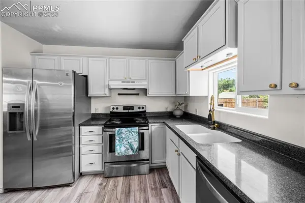 911 Candytuft BLVD, Pueblo, CO 81001