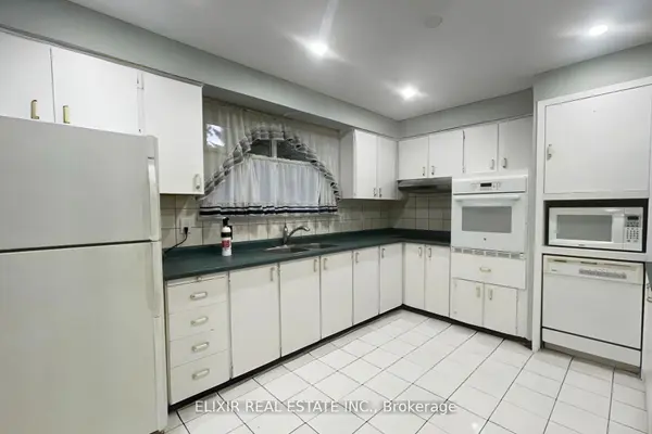 30 Trotters LN, Brampton, ON L6Y 1B6