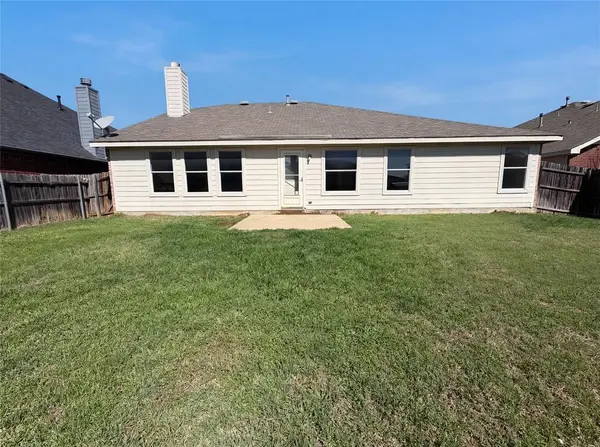 501 W Clover Park Drive, Fort Worth, TX 76140