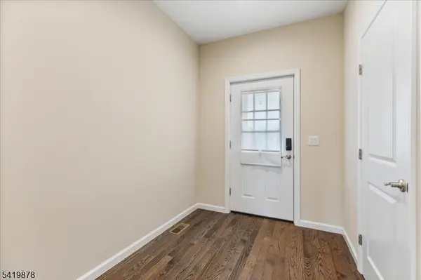 100 Valerie Dr, Manville Boro, NJ 08835