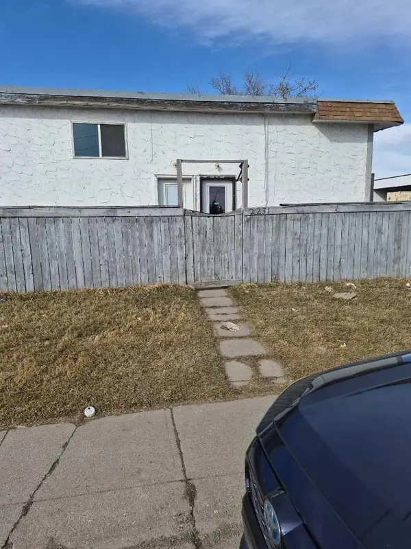 2231 48 ST SE, Calgary, AB t2b1m3