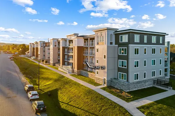 5 Spooner CRES #215, Collingwood, ON L9Y 1T3