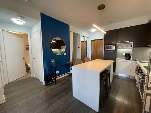 36 Park Lawn RD #902, Toronto W06, ON M8Y 3H8