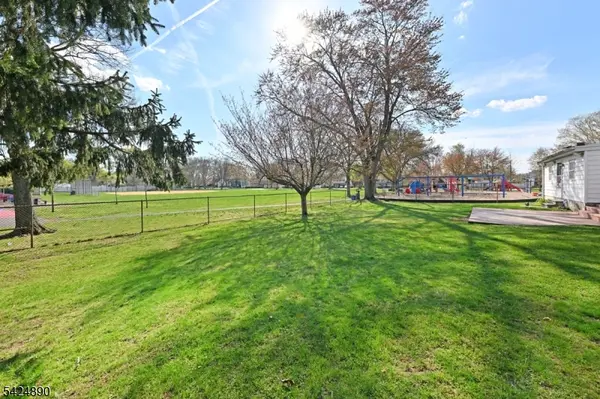 82 Arnot Pl, Paramus Boro, NJ 07652