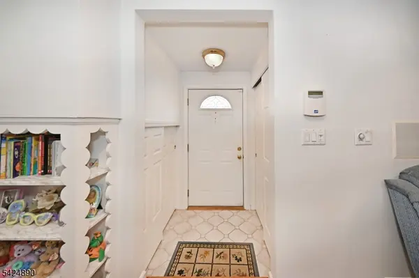 82 Arnot Pl, Paramus Boro, NJ 07652