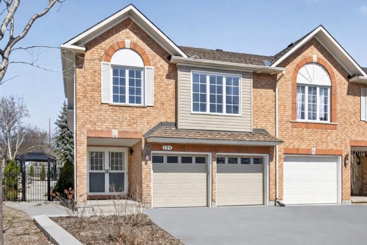 124 Macassa CIR, Kanata, ON K2T 1J9