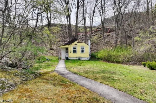 102 Greenwood Ave, Wanaque Boro, NJ 07420