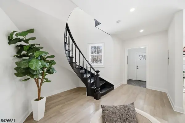 28 1/2 Irving St, Montclair Twp., NJ 07042