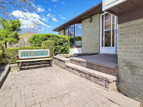 875 Chapleau DR, Pickering, ON L1W 1P6