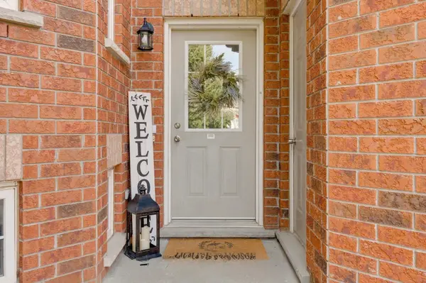 47 Holly Meadow RD #Main, Barrie, ON L4N 0E2