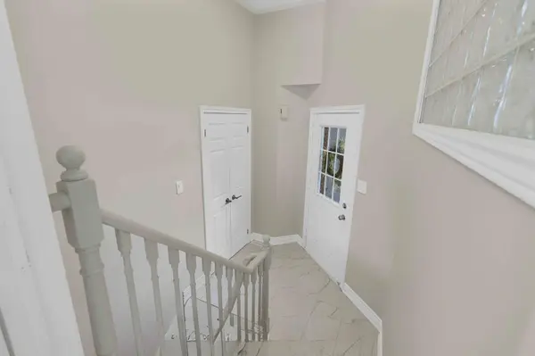 47 Holly Meadow RD #Main, Barrie, ON L4N 0E2