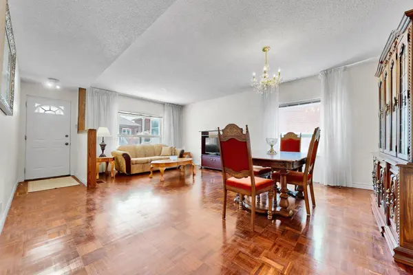 190 Belgravia AVE, Toronto W04, ON M6E 2M7