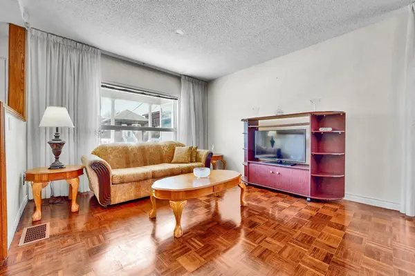 190 Belgravia AVE, Toronto W04, ON M6E 2M7