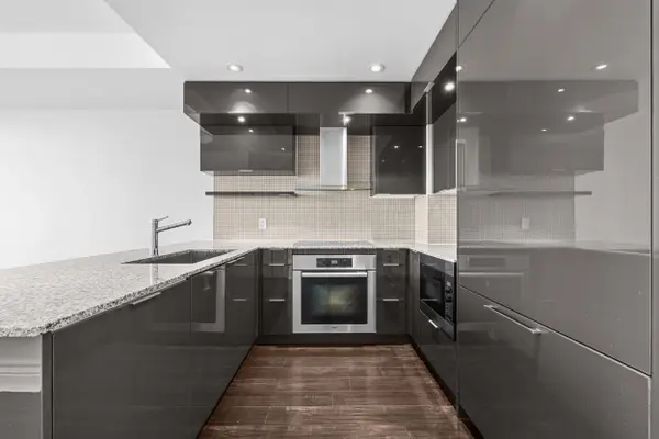 16 Brookers LN #Ph-03, Toronto W06, ON M8V 0A5