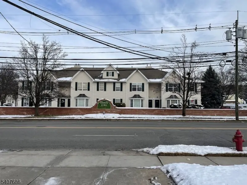 35 Chanda Ct, Clifton City, NJ 07012