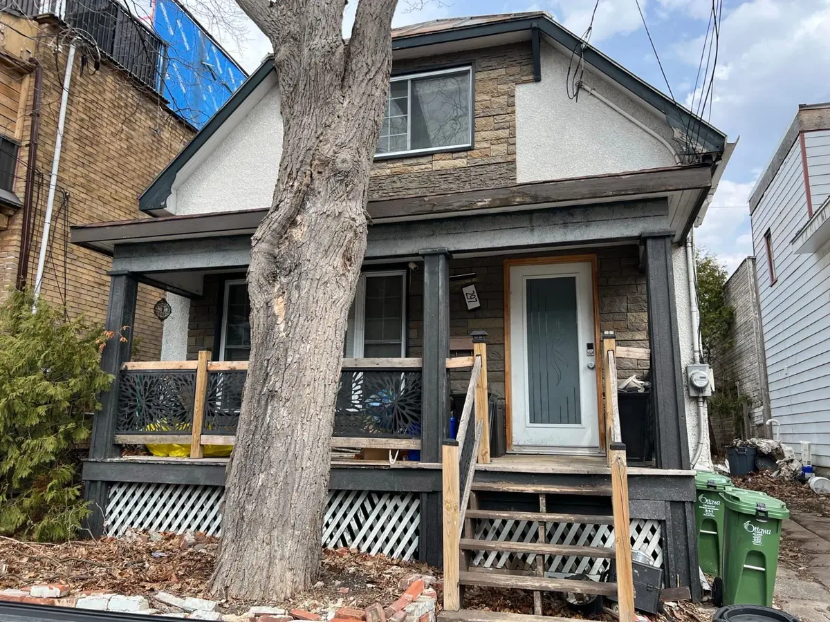 297 Cyr AVE, Vanier And Kingsview Park, ON K1L 7N6