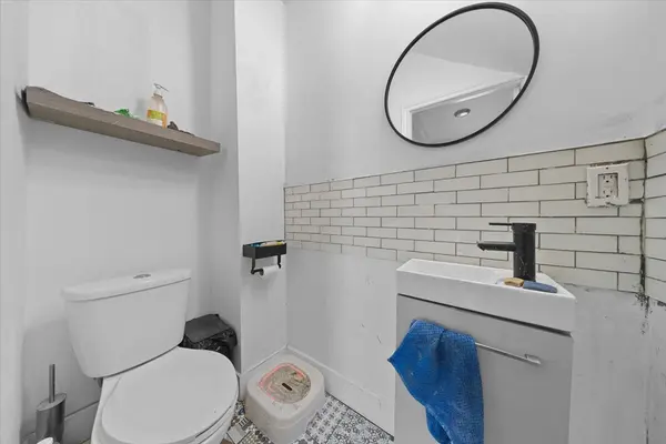 297 Cyr AVE, Vanier And Kingsview Park, ON K1L 7N6