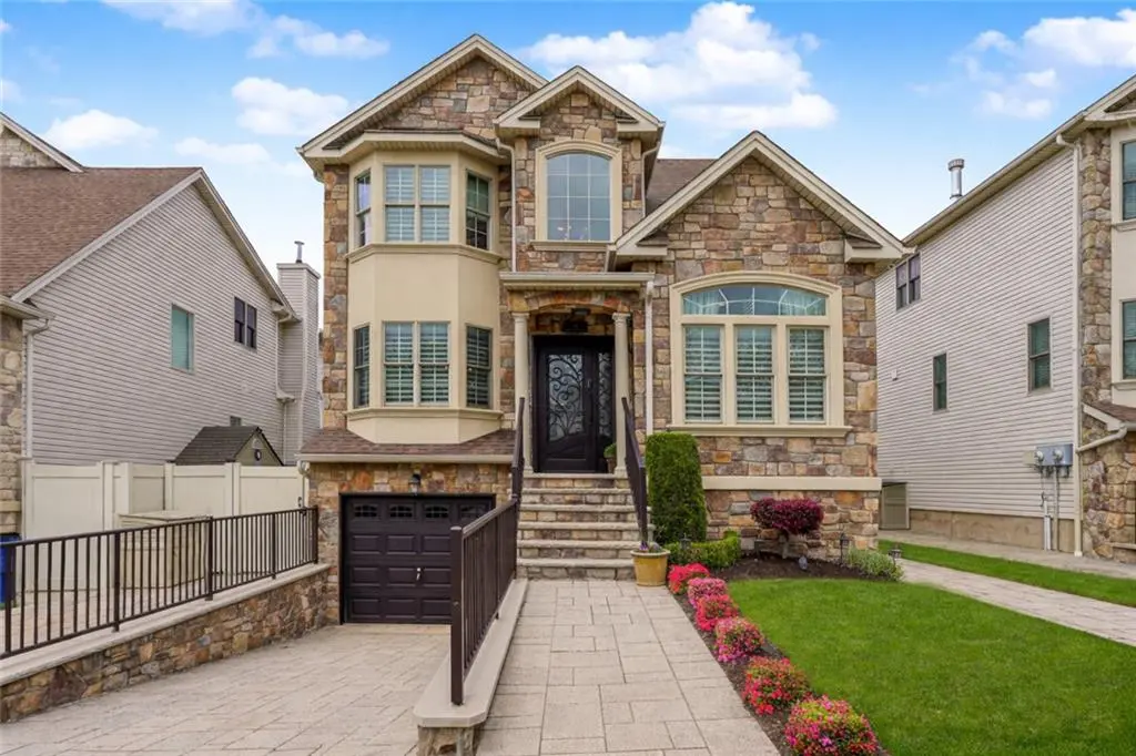 86 West Castor PL, Staten  Island, NY 10312