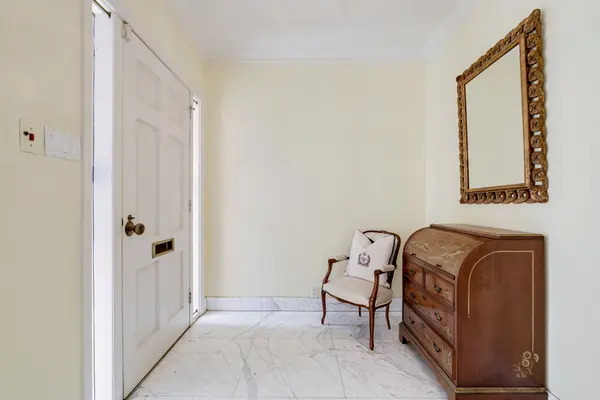 62 A Glen RD, Toronto C09, ON M4W 2V4