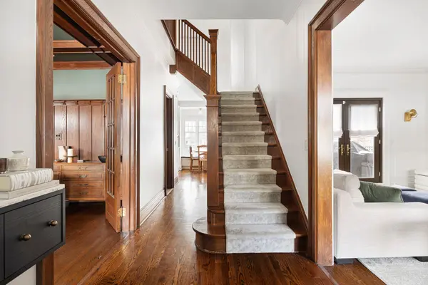 152 Lyndhurst AVE, Toronto C02, ON M5R 2Z9