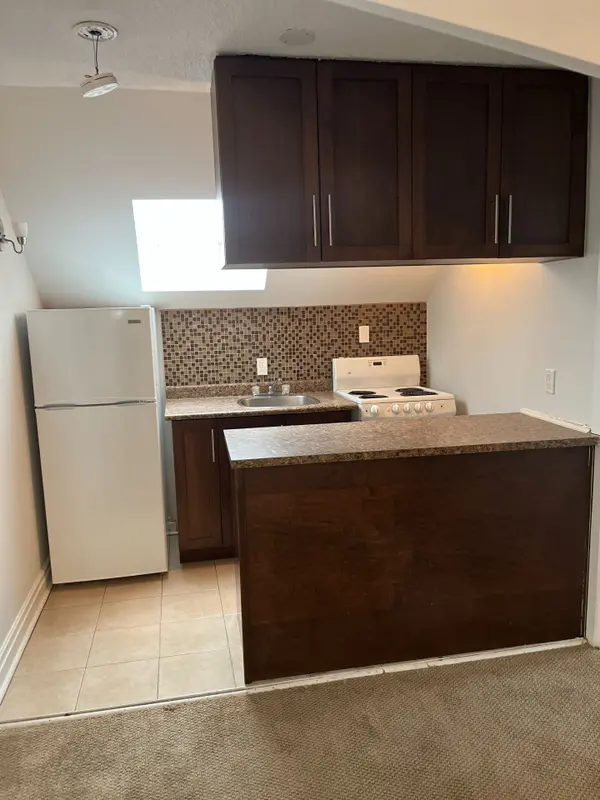 440 Avenue RD #3rd Floor, Toronto C02, ON M4V 1J8