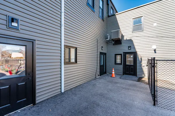 9 Queen ST W #104, Springwater, ON L0L 1P0