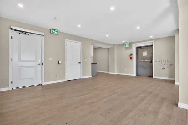 9 Queen ST W #105, Springwater, ON L0L 1P0