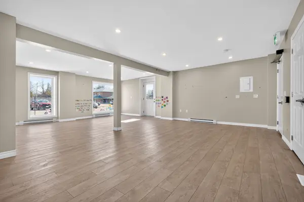 9 Queen ST W #105, Springwater, ON L0L 1P0