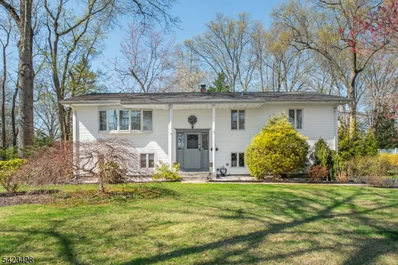 14 Green Dr, East Hanover Twp., NJ 07936