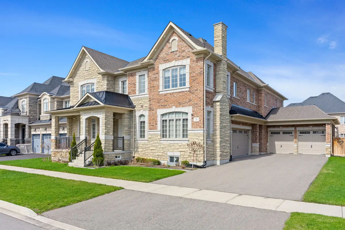 8 Markey CT, Brampton, ON L6P 4L1