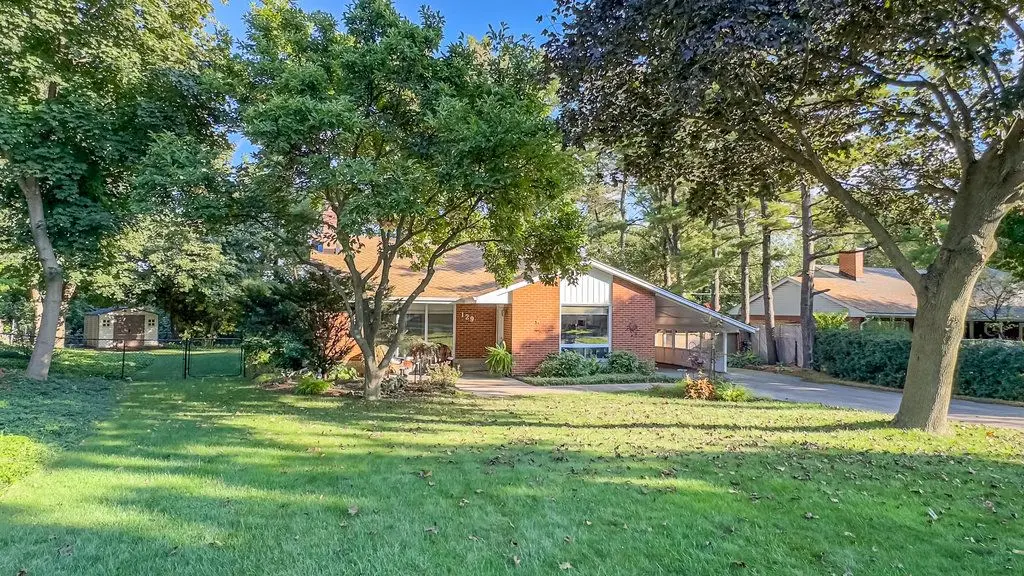 129 Oneida BLVD, Hamilton, ON L9G 3C7