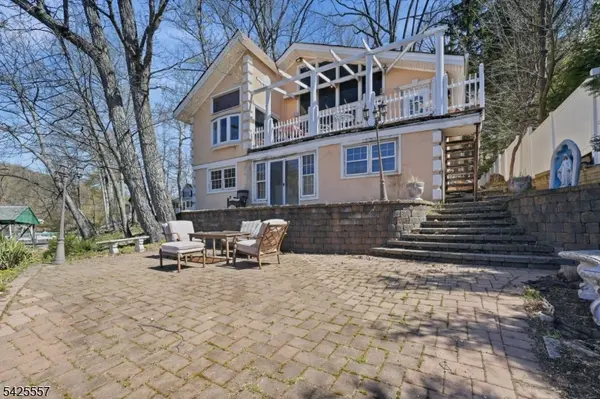 6 Oneida Ave, Hopatcong Boro, NJ 07843