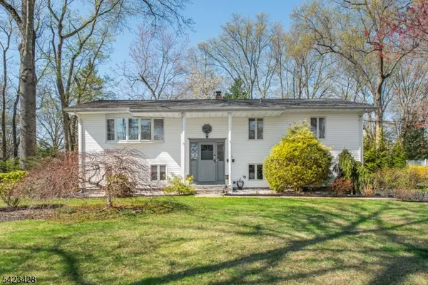 14 Green Dr, East Hanover Twp., NJ 07936