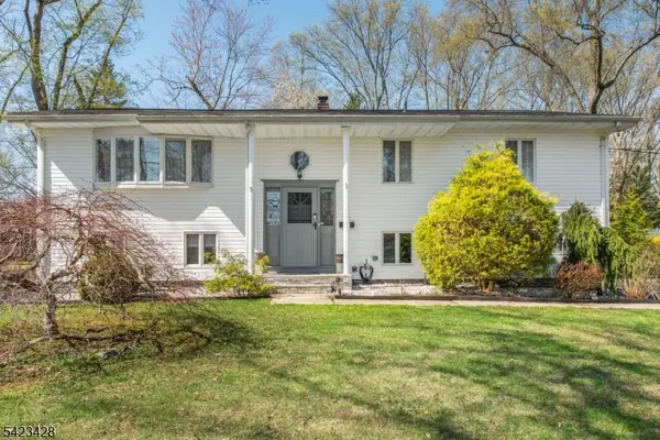 14 Green Dr, East Hanover Twp., NJ 07936