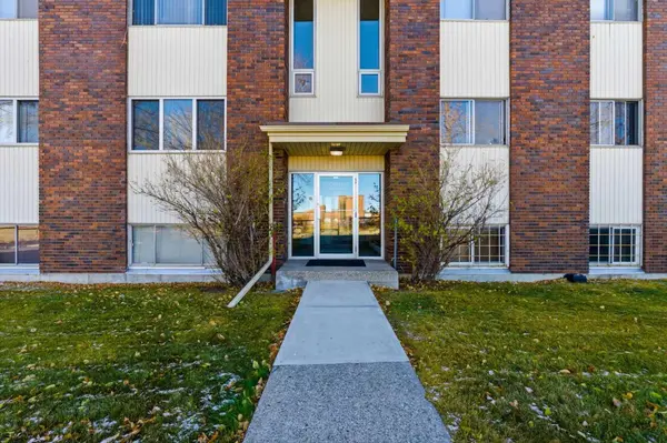 231 64 AVE NW #103, Calgary, AB T2K 0M1