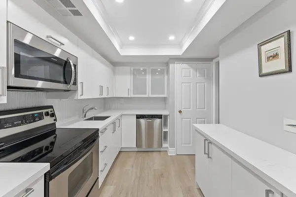 2045 Lake Shore BLVD W #202, Toronto W06, ON M8V 2Z6